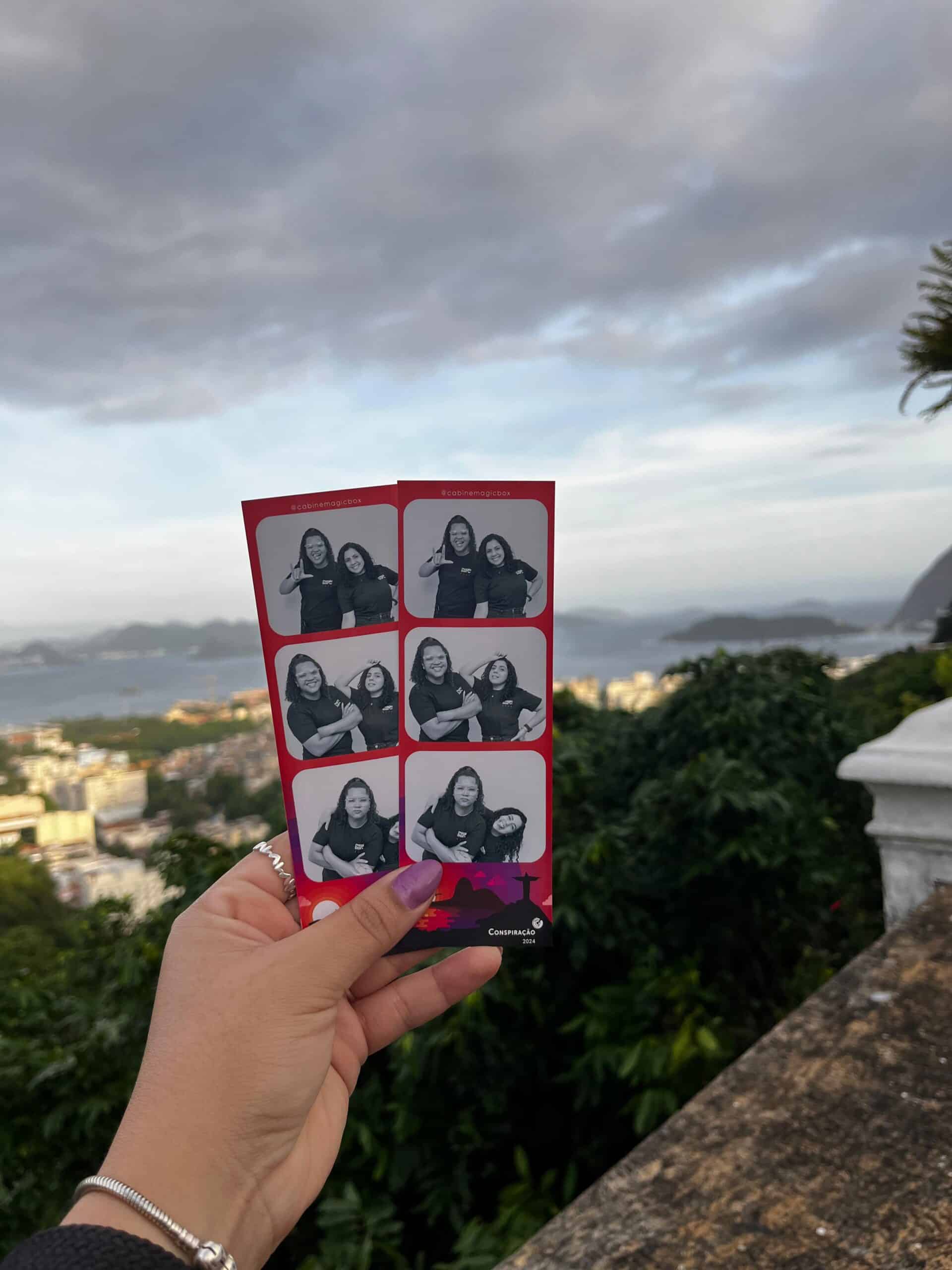 Foto Impressa no formato tirinha feita em totem fotográfico Glambooth